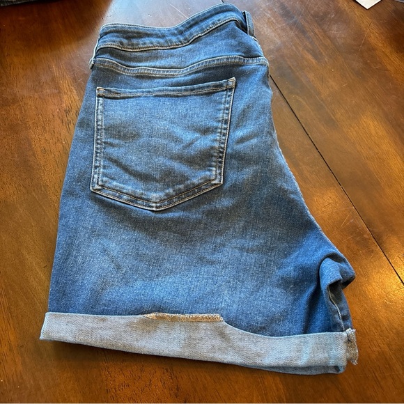 Old Navy Women's Mid-Blue Rolled Cuff Denim Shorts - Picture 7 of 10